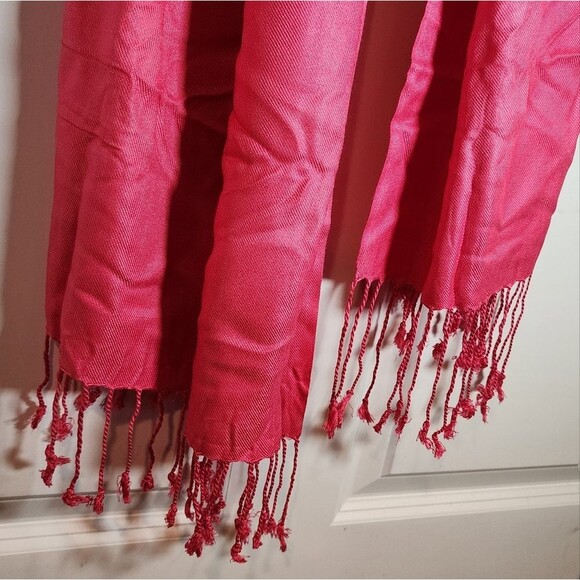 Elegant Pink Tassel Scarf - Picture 3 of 3